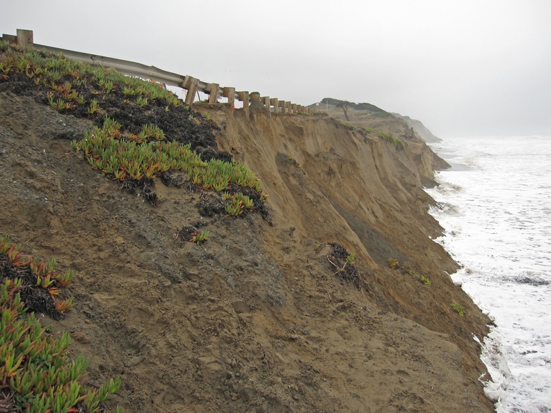 Эрозия берегового обрыва в Калифорнии