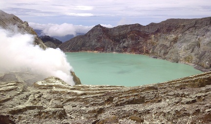 Сернистое озеро в кратере вулкана Ijen