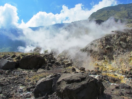 Фумаролы в кратере вулкана Tambora